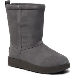 Buty UGG - W Classic Short Waterproof 1017508 W/Mtl. Szare kozaki damskie Ugg, ze skóry, bez obcasa, bez zapięcia. Za 979,00 zł.