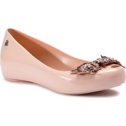 Baleriny MELISSA - Ultragirl Flower Chrom 32655 Pink/Pink 50910. Różowe baleriny damskie Melissa, bez wzorów, z tworzywa sztucznego, klasyczne, bez obcasa, na płaskiej podeszwie. W wyprzedaży za 209,00 zł.
