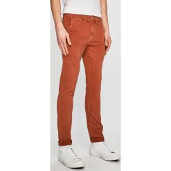 Pepe Jeans - Jeansy James. Pomarańczowe jeansy męskie marki Pepe Jeans, z elastanu. Za 379,90 zł.