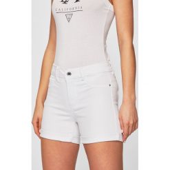 Vero Moda - Szorty Hot Seven. Białe szorty damskie Vero Moda, s, bez wzorów, z elastanu, casualowe. W wyprzedaży za 59,90 zł.