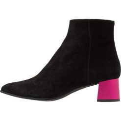 Paco Gil ADELE CHEF Botki black /fuchsia galaxy. Czarne botki damskie marki Paco Gil, ze skóry, klasyczne, bez obcasa, bez zapięcia. Za 879,00 zł.