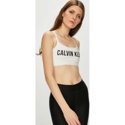 Calvin Klein Performance - Biustonosz. Białe biustonosze sportowe damskie marki Calvin Klein Performance, m, z nadrukiem, z elastanu. Za 159,90 zł.