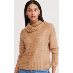Sweter z golfem - Beżowy. Brązowe swetry damskie Reserved, s, bez wzorów, bez rękawów, bez kaptura. Za 69,99 zł.