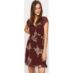 Vero Moda - Sukienka. Różowe sukienki damskie Vero Moda, na co dzień, s, w kwiaty, z poliesteru, casualowe, bez kołnierzyka, z krótkim rękawem, krótkie, mini, rozkloszowane. Za 149,90 zł.