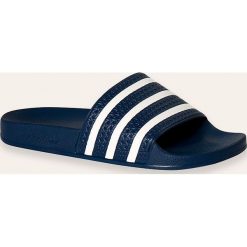 Adidas Originals - Klapki. Niebieskie kapcie męskie adidas Originals, z gumy, bez zapięcia. W wyprzedaży za 129,90 zł.
