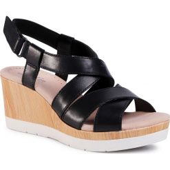 Sandały CLARKS - Cammy Blossom 261406004 Black. Czarne klapki damskie Clarks, bez wzorów, ze skóry, bez obcasa, na obcasie. W wyprzedaży za 209,00 zł.