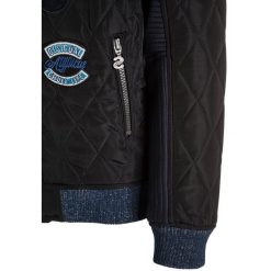 Desigual CUT Kurtka zimowa navy. Niebieskie kurtki chłopięce zimowe marki Desigual, z bawełny. W wyprzedaży za 359,10 zł.