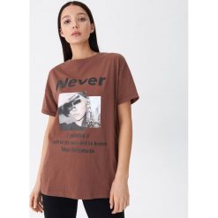 T-shirt z nadrukiem - Brązowy. Pomarańczowe t-shirty damskie House, s, z nadrukiem, bez kołnierzyka. Za 39,99 zł.
