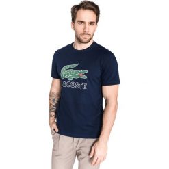 Lacoste Koszulka Niebieski. Niebieskie podkoszulki męskie Lacoste, l, z nadrukiem, z bawełny, bez kołnierzyka, z krótkim rękawem, krótkie. Za 223,95 zł.