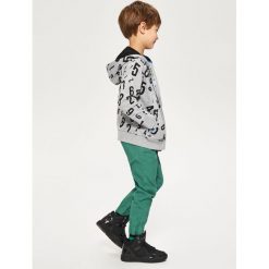 Bawełniane spodnie jogger - Zielony. Zielone spodnie męskie Reserved, m, bez wzorów, z bawełny. Za 129,99 zł.