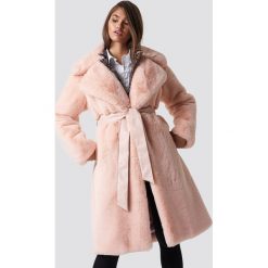 Hannalicious x NA-KD Płaszcz sztuczne futro z paskiem - Pink. Różowe futra damskie Hannalicious x NA-KD, w paski, z futra. Za 607,95 zł.
