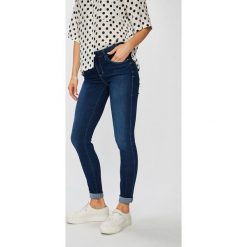 Guess Jeans - Jeansy Sexy Curve. Niebieskie jeansy damskie slim marki Guess Jeans, z aplikacjami, z elastanu. W wyprzedaży za 429,90 zł.