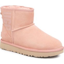 Buty UGG - W Classic Mini Ugg Rubber Logo 1108231 Lss. Różowe kozaki damskie Ugg, ze skóry, bez obcasa, bez zapięcia. Za 739,00 zł.