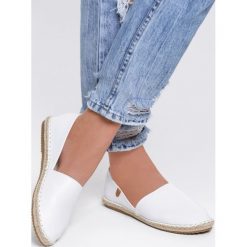 Białe Espadryle Specialty. Białe espadryle damskie Renee, bez wzorów, bez obcasa, na płaskiej podeszwie. Za 89,99 zł.