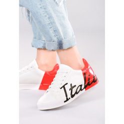 Biało-Czerwone Buty Sportowe Cosmic Love Song. Czerwone buty sportowe damskie Multu, bez wzorów, sportowe. Za 29,99 zł.