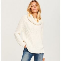 Sweter z obszernym golfem - Kremowy. Białe golfy damskie Reserved, l. Za 69,99 zł.