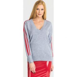 SWETER JULIE Guess. Szare swetry damskie Guess, s, z aplikacjami, z dzianiny, bez rękawów, bez kaptura. Za 369,00 zł.