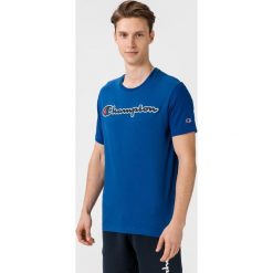 Champion Koszulka Niebieski. Niebieskie podkoszulki męskie Champion, m, z haftami, z bawełny, bez kołnierzyka, krótkie. Za 152,95 zł.