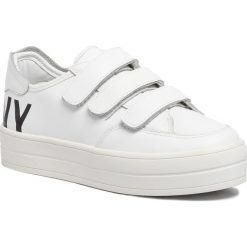 Sneakersy DKNY - Savi K3940126 Tumbled Leather Wht/Black Whb. Białe półbuty damskie DKNY, na co dzień, bez wzorów, ze skóry ekologicznej, bez obcasa, na koturnie, bez zapięcia. W wyprzedaży za 399,00 zł.