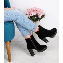Botki damskie Super Mode 7964 Czarne. Czarne botki damskie Super Mode, z tworzywa sztucznego, eleganckie, na wysokim obcasie, na obcasie, bez zapięcia. Za 129,00 zł.