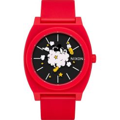Zegarek kwarcowy "Time Teller P" w kolorze czerwonym. Czerwone, analogowe zegarki męskie Nixon, ze stali. W wyprzedaży za 119,95 zł.