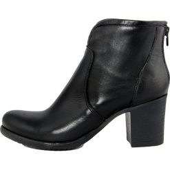 Skórzane botki "Mia" w kolorze czarnym. Czarne botki damskie Bluetag, Gusto, bez obcasa, bez zapięcia. W wyprzedaży za 276,95 zł.