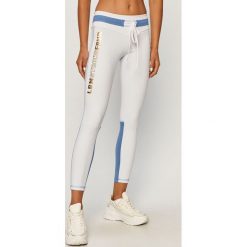 LaBellaMafia - Legginsy. Białe spodnie damskie LABELLAMAFIA, s, z nadrukiem, z elastanu. Za 299,90 zł.