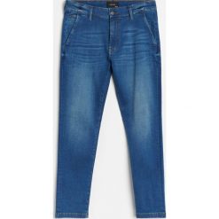 Jeansowe chinosy slim -. Spodnie męskie Reserved, bez wzorów, z jeansu. Za 129,99 zł.