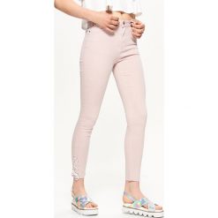 Jeansy high waist - Różowy. Różowe spodnie damskie z wysokim stanem marki Cropp, z podwyższonym stanem. W wyprzedaży za 39,99 zł.