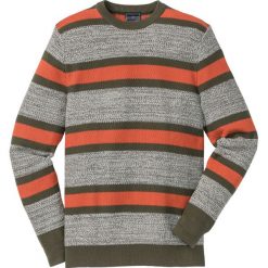 Sweter z okrągłym dekoltem w paski Regular Fit bonprix ciemnooliwkowo-ciemnopomarańczowo-biel wełny w paski. Zielone swetry klasyczne męskie bonprix, l, w paski, z bawełny, z okrągłym kołnierzem. Za 89,99 zł.