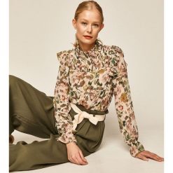 Medicine - Bluzka Boho Breeze. Białe bluzki damskie MEDICINE, s, w kwiaty, z poliesteru, boho, z golfem, z długim rękawem. W wyprzedaży za 99,90 zł.