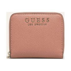 Guess Jeans - Portfel. Różowe portfele damskie Guess Jeans, z aplikacjami, z poliesteru. W wyprzedaży za 149,90 zł.