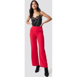 NA-KD Classic Dopasowane spodnie z szerokimi nogawkami - Red. Czerwone spodnie damskie NA-KD Classic, z poliesteru, z podwyższonym stanem. Za 141,95 zł.