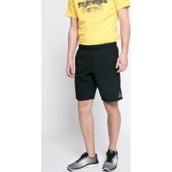 Reebok - Szorty. Szare spodenki sportowe męskie Reebok, z nadrukiem, z poliesteru, sportowe. W wyprzedaży za 129,90 zł.