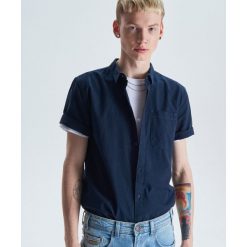 Koszula z krótkim rękawem basic - Granatowy. Niebieskie koszule męskie Cropp, s, bez wzorów, bez kołnierzyka, z krótkim rękawem. Za 59,99 zł.
