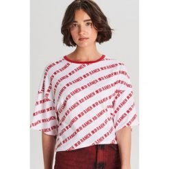 Koszulka oversize z napisami - Biały. Białe koszulki damskie Cropp, s, z napisami, bez kołnierzyka, bez rękawów. Za 49,99 zł.