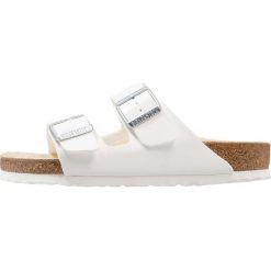 Birkenstock ARIZONA Kapcie white. Białe kapcie męskie marki Birkenstock, z materiału. W wyprzedaży za 224,25 zł.