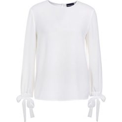 Emporio Armani Bluzka white. Białe tuniki damskie Emporio Armani, bez wzorów, z elastanu, bez kołnierzyka, bez rękawów. W wyprzedaży za 359,50 zł.