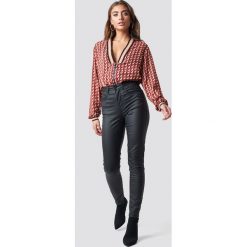 Spodnie damskie: NA-KD Jeansy Coated - Black