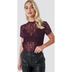 NA-KD Party High Neck Short Sleeve Lace Top - Purple. Fioletowe topy damskie marki NA-KD Party, bez wzorów, z tkaniny, bez kołnierzyka. Za 121,95 zł.