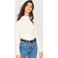 Dopasowany sweter - Kremowy. Białe swetry klasyczne damskie Reserved, l. Za 99,99 zł.