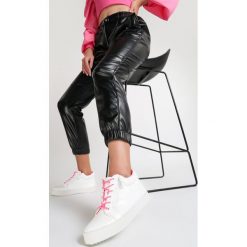 Białe Sneakersy Let It Go. Białe sneakersy damskie Renee. W wyprzedaży za 54,99 zł.