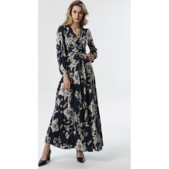 Granatowa Sukienka Tomcat. Niebieskie sukienki damskie Born2be, s, bez wzorów, eleganckie, bez kołnierzyka, bez rękawów, długie, maxi, kopertowe. Za 129,99 zł.