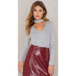 NA-KD Dzianinowy sweter z głębokim dekoltem - Grey. Szare swetry damskie NA-KD, bez wzorów, z dzianiny, z długim rękawem, długie, bez kaptura. W wyprzedaży za 48,58 zł.