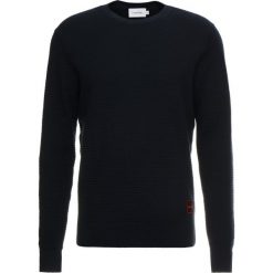 Calvin Klein STRUCTURED Sweter blue. Pomarańczowe swetry klasyczne męskie marki Calvin Klein, l, z bawełny, z okrągłym kołnierzem. Za 499,00 zł.