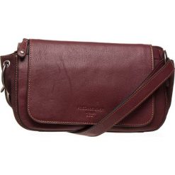 Skórzana torebka w kolorze bordowym - 29 x 18 x 11 cm. Czerwone torebki klasyczne damskie FREDsBRUDER, w paski, ze skóry, na ramię, bez dodatków. W wyprzedaży za 300,95 zł.