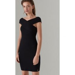 Dzianinowa sukienka bodycon - Czarny. Czarne sukienki damskie Mohito, s, bez wzorów, z dzianiny, bez kołnierzyka, bez rękawów, bodycon. Za 79,99 zł.