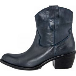 Skórzane botki w kolorze granatowym. Niebieskie botki damskie Bluetag, Gusto, bez obcasa, bez zapięcia. W wyprzedaży za 329,95 zł.