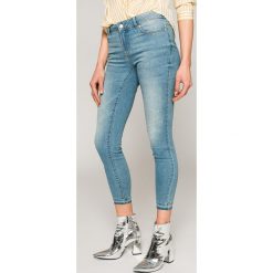 Jacqueline de Yong - Jeansy Jamie. Niebieskie jeansy damskie skinny marki Jacqueline de Yong, z elastanu, z obniżonym stanem. W wyprzedaży za 69,90 zł.