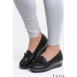 Czarne Koturny Sparks. Czarne buty ślubne damskie marki Born2be, z materiału, na wysokim obcasie, na koturnie. Za 79,99 zł.